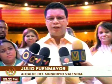 Alc. de Valencia entrega uniformes y herramientas digitales a docentes de escuelas municipales