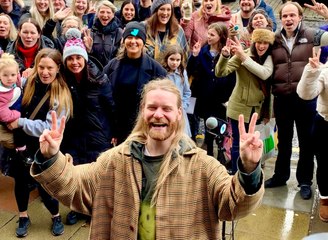 Eurovision star Sam Ryder surprises Edinburgh locals with festive performance