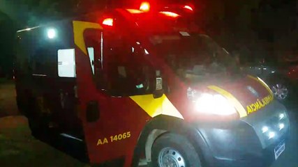 Criança de seis anos fica ferida ao cair em parque de escola