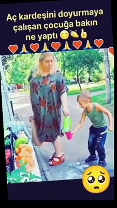 The brave brother tries to feed the little sister, albeit in a twisted wayيحاول الأخ الشجاع إطعام أخته الصغيرة، ولو بطريقة ملتوية