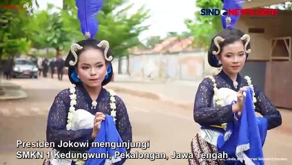 Saat Presiden Jokowi Kepanasan dan Pinjam Topi Siswa di SMKN 1 Kedungwuni Pekalongan