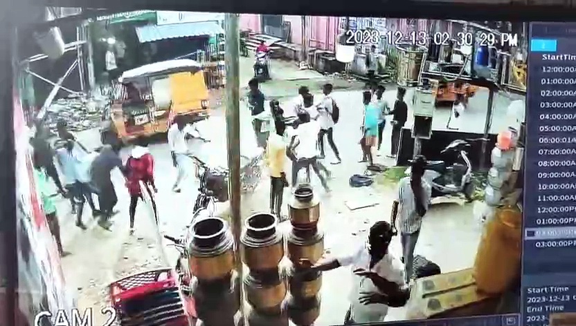 திண்டிவணத்தில் பள்ளி, கல்லூரி மாணவர்களிடையே கடும் மோதல்; பீதியில் பொதுமக்கள்