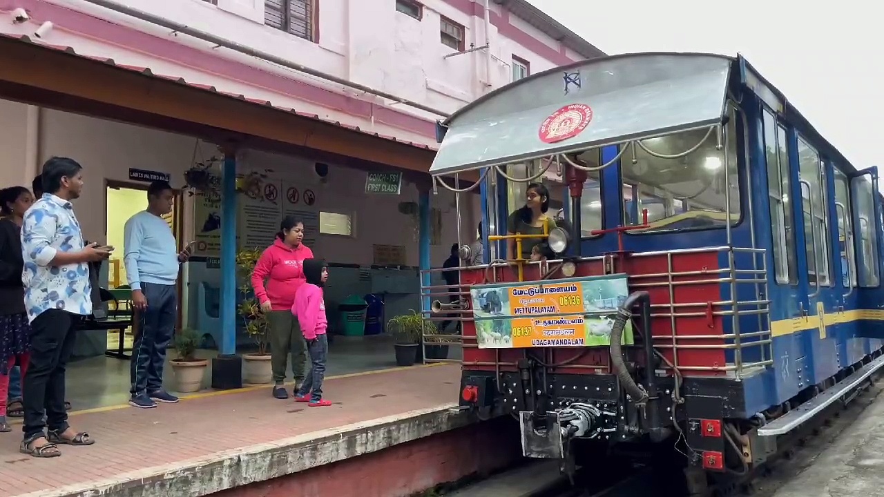 22 நாட்களுக்கு பின் மீண்டும் தொடங்கப்பட்ட உதகை மலை ரயில்; சுற்றுலாப் பயணிகள் மகிழ்ச்சி