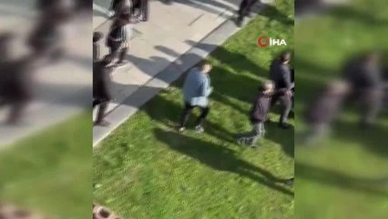 Genç kızı taciz ettiği iddia edilen şüpheli şahsa meydan dayağı kamerada