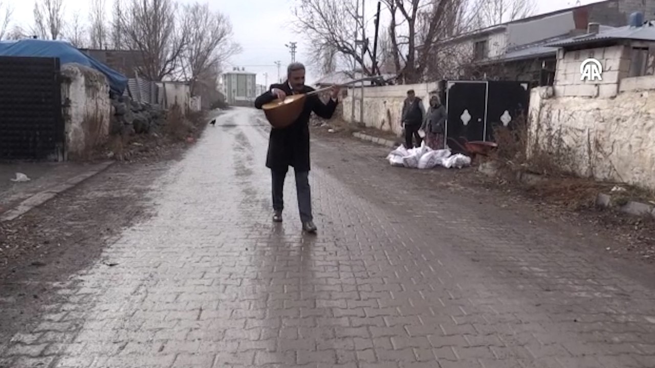 Kars'ta muhtar adayı halk ozanı ev ev gezerek sazlı sözlü oy istiyor
