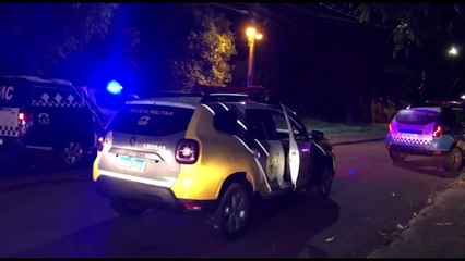 Homem passa mais de uma hora com o braço "espetado" na grade de portão ao cair de árvore no bairro Tropical