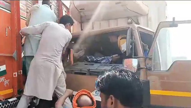 खड़े ट्रक में मिनी ट्रक ने मारी टक्कर