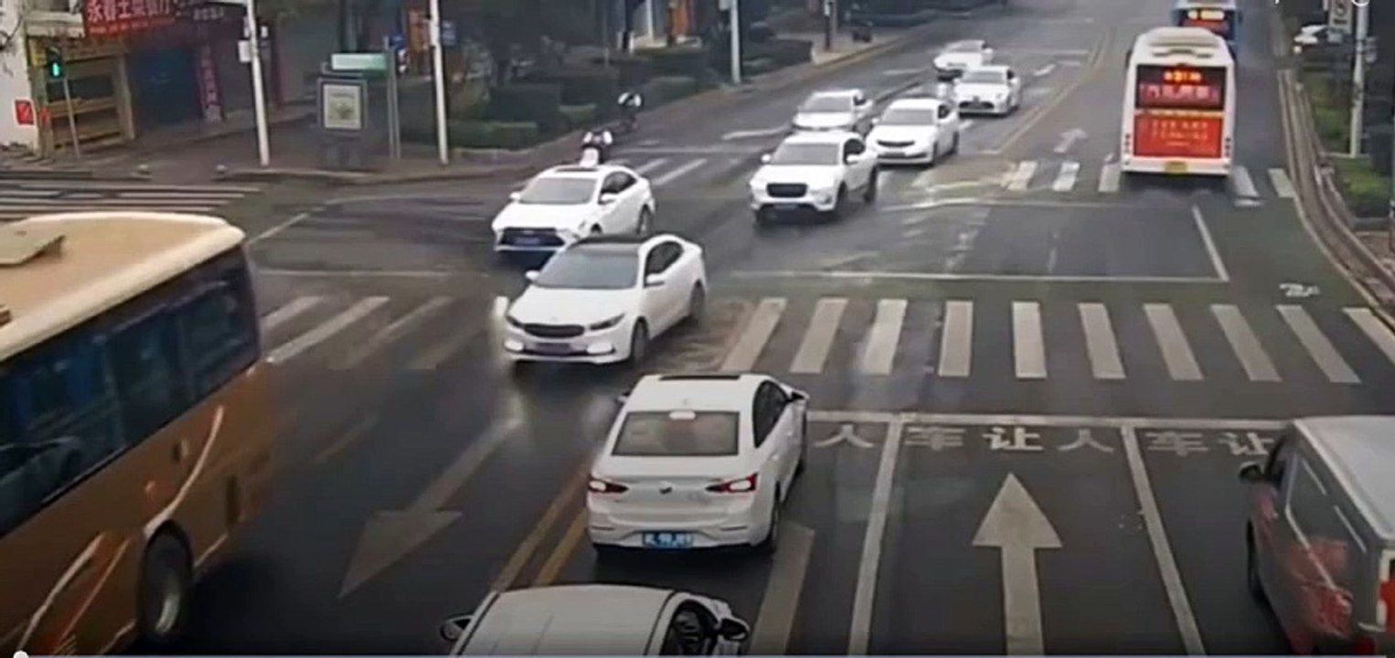 Landing on car roof teenage girls are very lucky in an accident. landung auf autodach teenagerinnen haben bei unfall riesiges glück