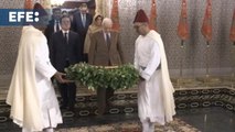 Albares comienza su visita a Rabat con una ofrenda floral en el mausoleo de Mohamed V
