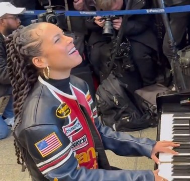 Alicia Keys chante à la gare de St Pancras à Londres