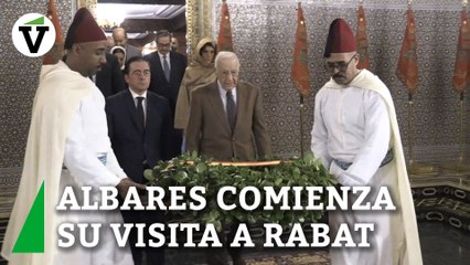 Albares comienza su visita a Rabat con una ofrenda floral en el mausoleo de Mohamed V
