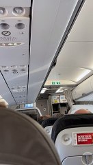 Un piloto explica al pasaje que una avioneta se ha salido de la pista