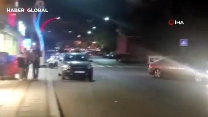 Bir anda yol ortasında aracı durdurup roman havası oynamaya başladılar