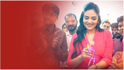 Actress Sreemukhi ఎంత క్యూట్ గా నవ్వుతుందో .. అందుకే తెలుగు Anchor గా ఫుల్ బిజీ | Telugu OneIndia