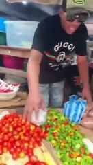 Mokobé : Le rappeur français vend des piments au marché en Côte d'Ivoire (VIDEO)