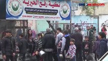 Pengungsi Gaza Antri Makanan di Dapur Darurat Badan Amal di Rafah