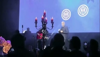Max Pezzali canta "Gli anni" in versione neroazzurra