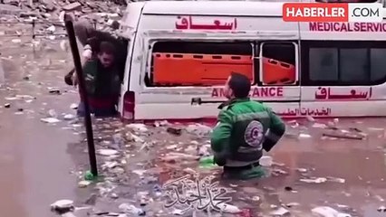 Filistinli acılı baba beline kadar gelen sel sularında çocuğunun cenazesini taşıdı
