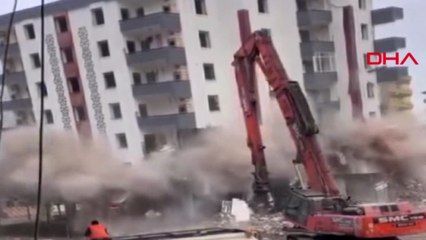 Diyarbakır’da 8 katlı bina, yıkım sırasında çöktü! O anlar kamerada