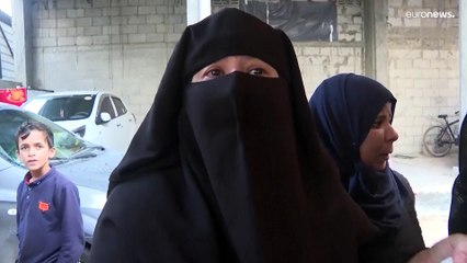 شاهد: بالدموع والحسرة.. فلسطينيون يودعون أحباءهم الذين قتلوا بغارة إسرائيلية على رفح