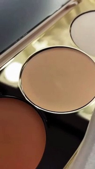 Mystérieux et Glamour : Maquillages des Yeux pour Briller lors des Célébrations des Fêtes