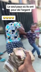 The strangest thing you will ever see in your life The people of a city in Nigeria are afraid of money in a very strange way, to the point of running away