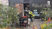 Los bomberos extinguen un incendio en el restaurante The New York Burger' de San Germán en Madrid