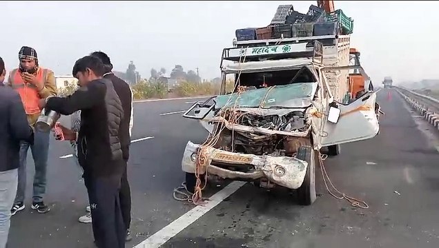 दिल्ली मुंबई एक्सप्रेस-वे पर सड़क किनारे खड़े ट्रक से टकराई पिकअप, चालक घायल