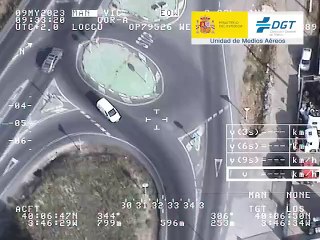 FURGONETA STOP VIENE VEHICULO SENTIDO CONTRARIO