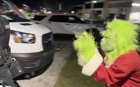 Floride : elle vole les cadeaux de Noël destinés à ses enfants, la police l’arrête en compagnie du Grinch