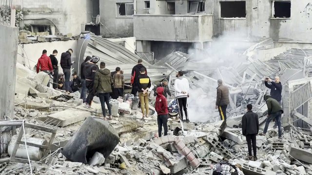 فلسطينيون يتفقدون الدمار بعد غارة إسرائيلية على خان يونس