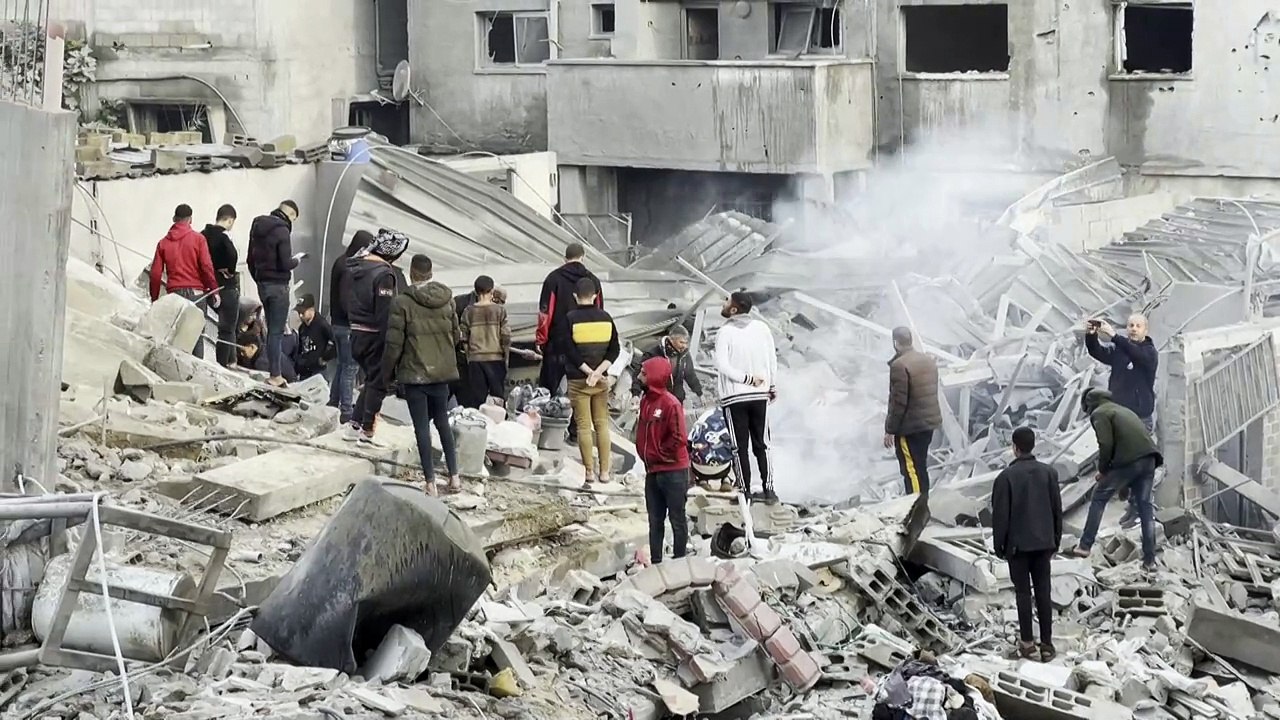 فلسطينيون يتفقدون الدمار بعد غارة إسرائيلية على خان يونس