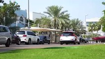 ولي عهد دبي داخل أول سيارة أجرة ذاتية القيادة في إماراة دبي