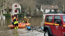 Inondations en Dordogne : les pompiers vont en barque aider les habitants entourés d'eau