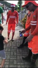 Menino de 5 anos faz surpresa e presenteia garis com chocolates e refri em Joinville