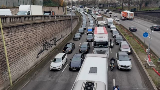 « On va se faire virer de Paris » : les VTC bloquent le périphérique pour participer aux JO