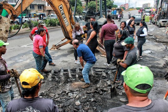 GDC realiza trabajos de rehabilitación vial y reparación de servicios públicos en la pquia. Sucre