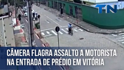 Câmera flagra assalto a motorista na entrada de prédio em Vitória