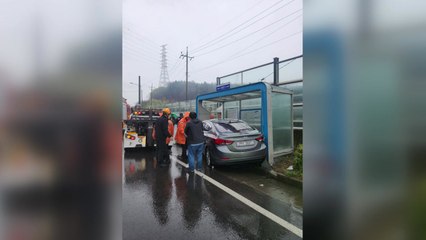 전남 여수에서 빗길 미끄러진 승용차 버스정류장 돌진 / YTN