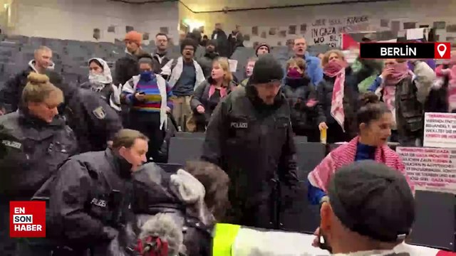 Berlin'de Gazze'deki soykırımı protesto eden öğrencilere polis müdahalesi