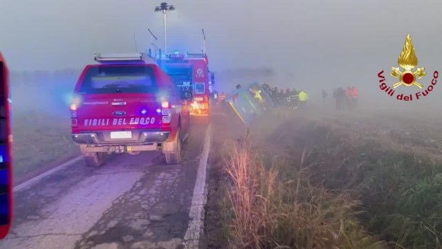 Bus di linea esce di strada e si ribalta: 15 feriti nel Pavese