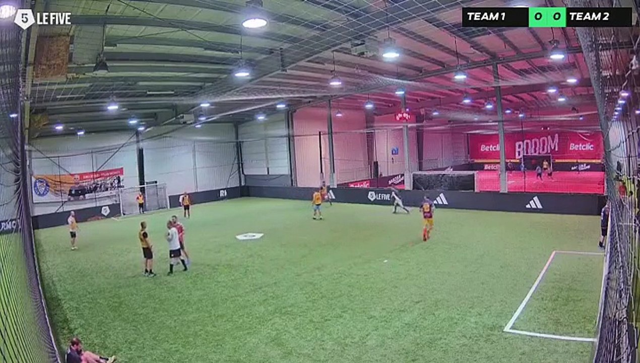 Gregoire 14/12 à 18:34 - Football Terrain 2 adidas (LeFive Reims)