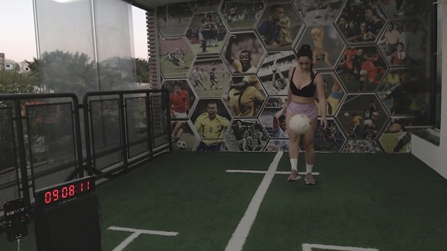 Brasileira faz dez horas de embaixadinhas e bate recorde mundial depois de quase 30 anos