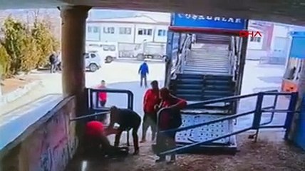 Kesim için getirilen boğa, mezbaha çalışanına saldırdı