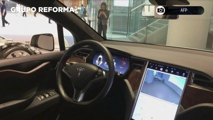 Tesla llama a revisión a 2 millones de autos en EU