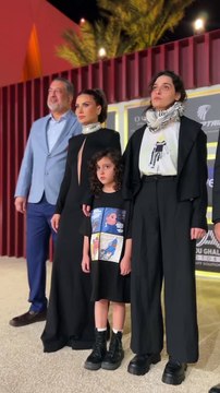 صبا مبارك ترفع علامة النصر في مهرجان الجونة السينمائي