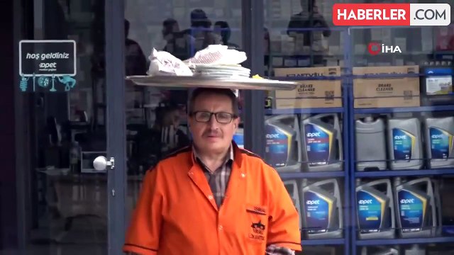 Sipariş verilen yemekleri kafasında taşıdığı tepsi ile götürüyor