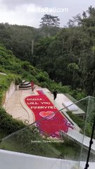 Momen ketika cuaca tidak menentu, dekorasi flower pool diguyur hujan 