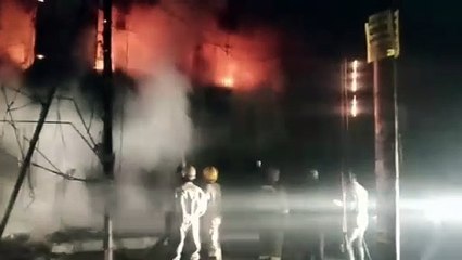 Video: शॉर्ट सर्किट से लगी आग, धूं-धूं कर जला शोरूम और बैंक, सामने आया वीडियो