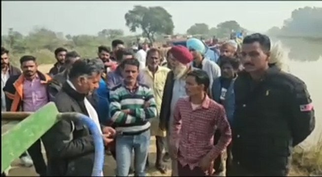 गाजर से लदी टै्रक्टर-ट्रॉली गंग नहर में गिरी, बैठे व्यक्तियों ने कूदकर बचाई जान